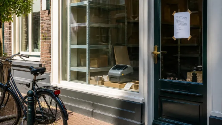 Pakketpunt dicht: zendingen uit pand gehaald, puinhoop blijft achter in Hilversum