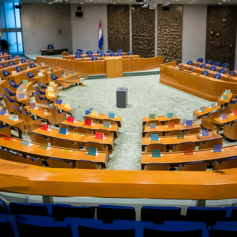 Nieuwe analyse: neergang van volkspartijen herschikt fundament van de democratie