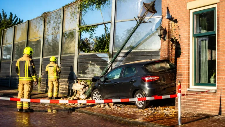 Ravage in Den Hoorn: auto door geluidswand; woning gecontroleerd op schade