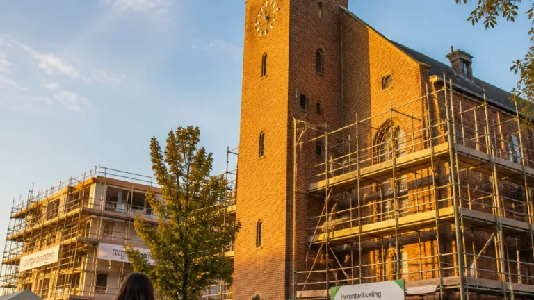 Ridderkerk stemt herontwikkeling Boezemkerk Bolnes in — plek blijft, woningen en zorg blijven in beeld