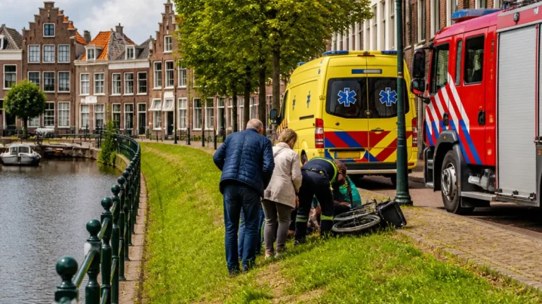 Rolstoelgebruiker raakt van dijk in Hoorn; omstanders schieten te hulp