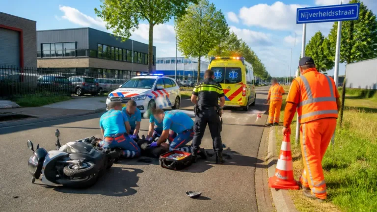 Scooterrijder naar ziekenhuis na val op Nijverheidsstraat Heerhugowaard
