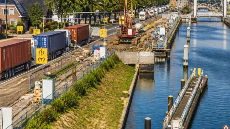 Sluiting Sluis I bij Oosterhout leidt tot wekenlange extra vrachtwagens en economische schade