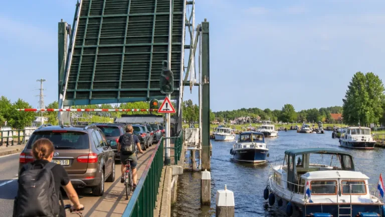 Storing legt fietsbrug Eembrugge plat: fietsers op smalle autobrug, scheepvaart stil