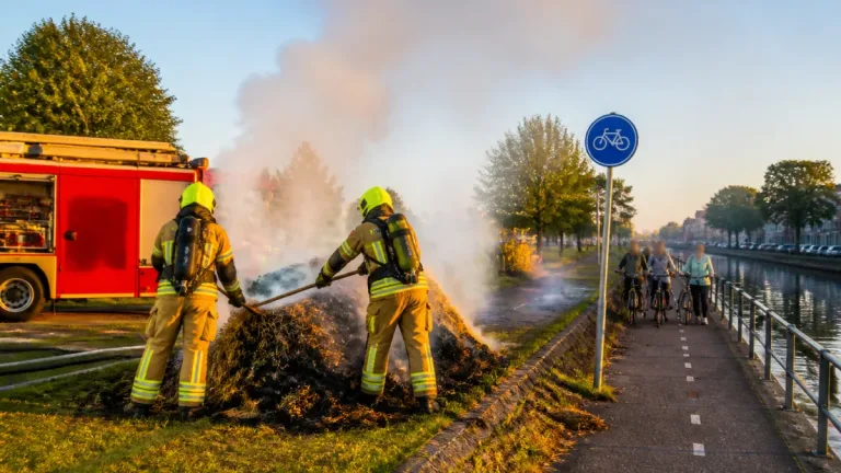 Tweede hooibaalbrand aan Trekkade veroorzaakt rookoverlast in Vlaardingen