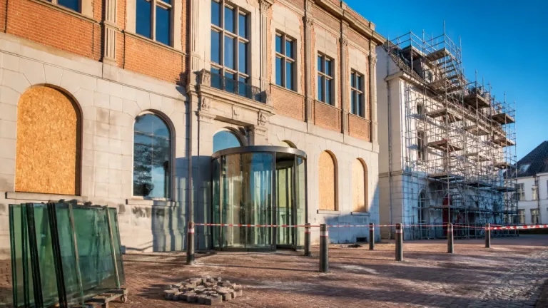 Vernielingen aan stadhuis kosten IJsselstein 25.000 euro; herstel bij Fulcotheater volgt
