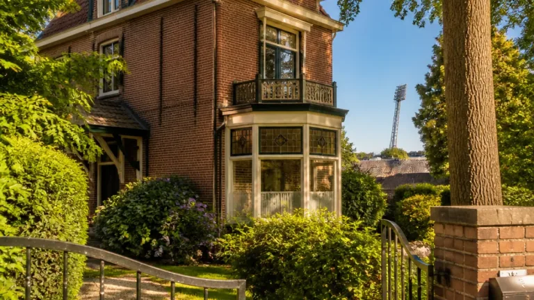 Wout Weghorst kiest Hengelo: aankoop van monumentale villa nabij FC Twente