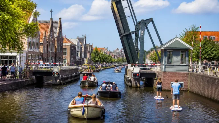 Zwette beleeft topweekend: recordaantal boten door bruggen in Sneek