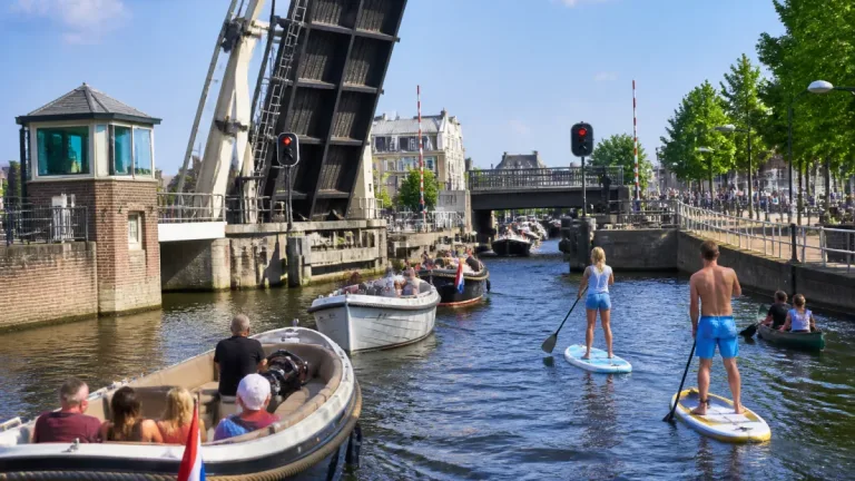 Zwette bruist weer: record doorvaart bij bruggen in Sneek