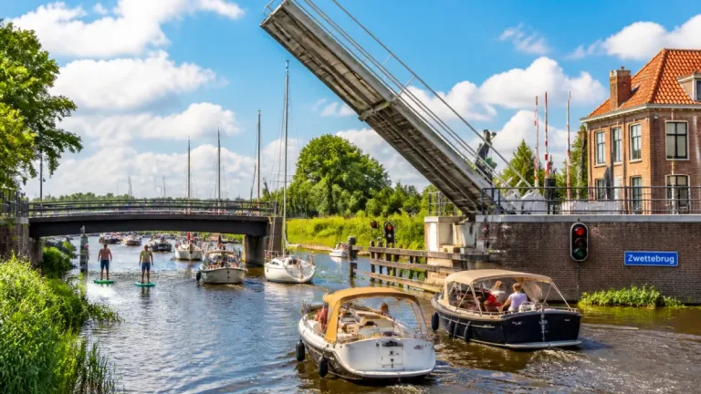 Zwette terug van weggeweest: record weekendverkeer over water door Sneek
